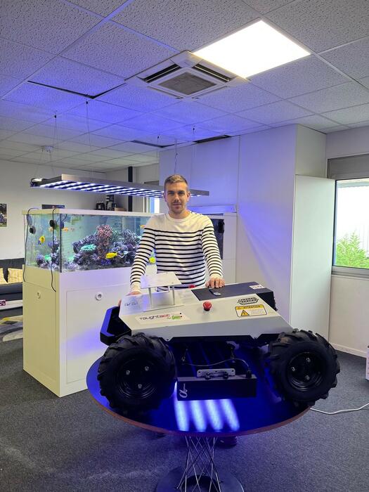 team-green-light-TGlightBot-robot-multifonctions-luminotherapie-2