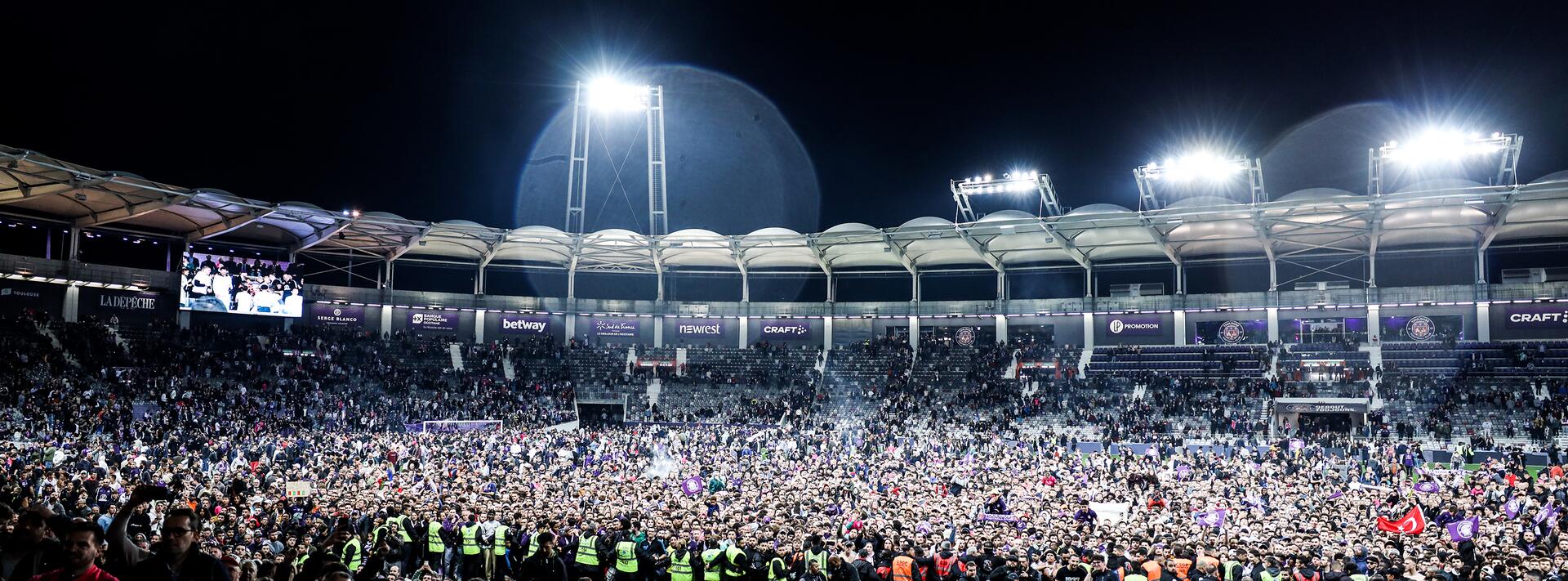 envahissement-de-la-pelouse-du-stadium-de-toulouse-par-les-supporters