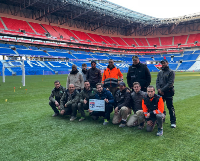 changement-pelouse-groupama-stadium-staff
