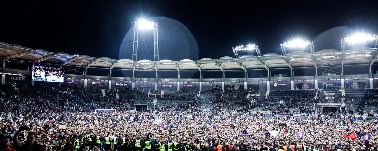 envahissement-de-la-pelouse-du-stadium-de-toulouse-par-les-supporters