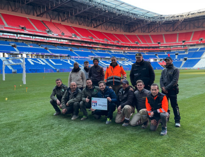 changement-pelouse-groupama-stadium-staff